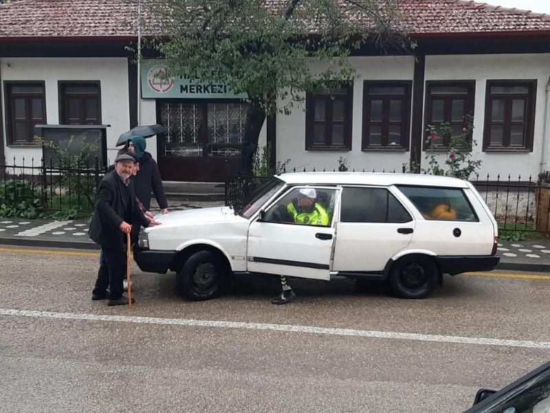 Trafik polisi yaşlı sürücüye yardım etti