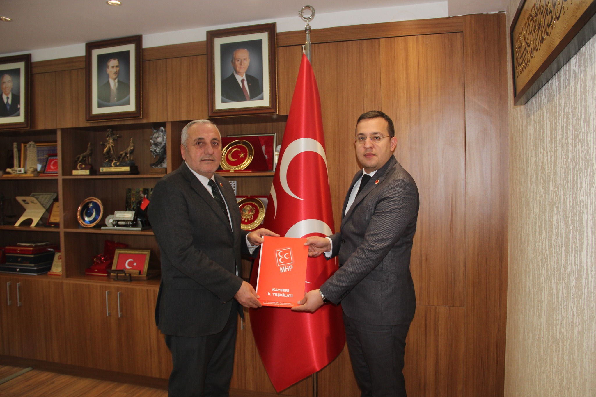 Kürşat Ok, MHP İl Başkanlığı'na nezaket ziyareti yaparak belediye başkanlığı aday adaylığını resmileştirdi.