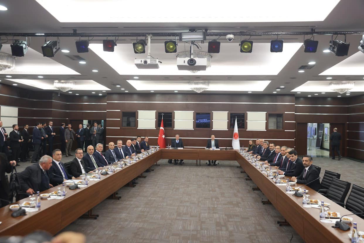 İyi Parti Milletvekili Dursun Ataş, Savunma Sanayii Başkanlığı'nı ziyaret etti ve milli savunma alanındaki güncel gelişmeler hakkında bilgi aldı.