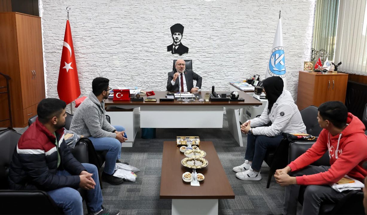 Kayseri Üniversitesi, Filistinli Öğrencilere Lisanslı Tişört Hediye Etti!