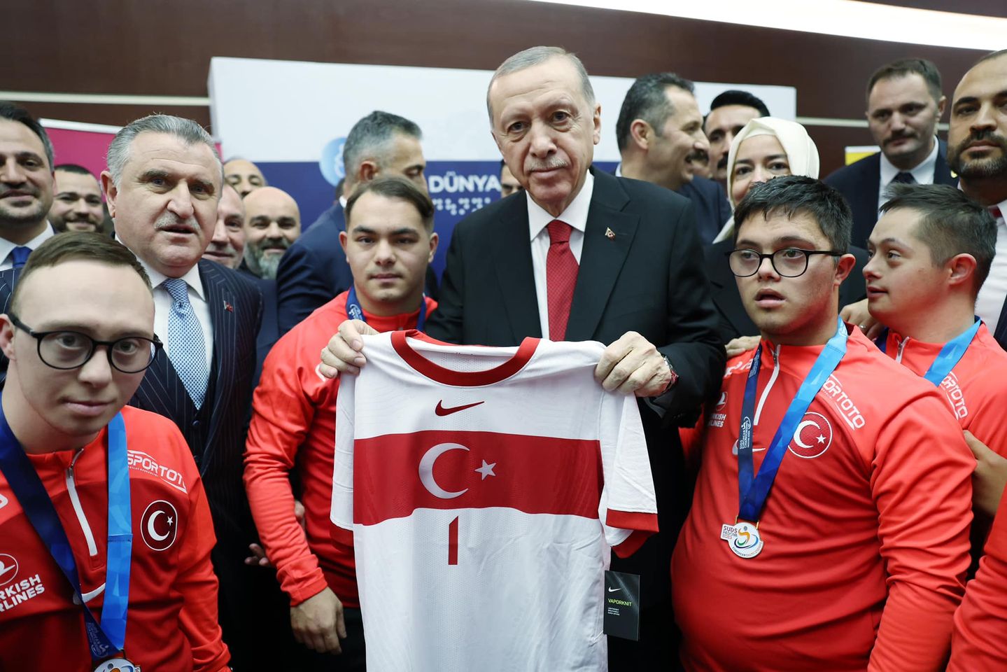Down Sendromlu Futsal Milli Takımı Cumhurbaşkanı Erdoğan ile Gururlarını Paylaştı