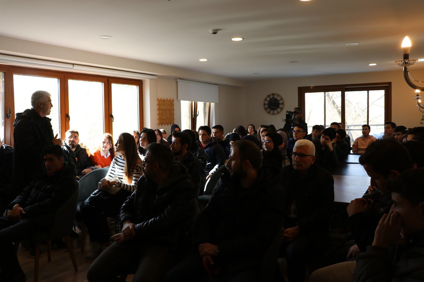 Kayseri Gençlik ve Spor İl Müdürlüğü, Gençlerle Başbaşa etkinliğiyle gençleri iş dünyasıyla buluşturuyor.