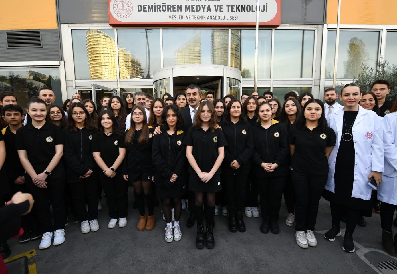 Milli Eğitim Bakanı Yusuf Tekin, İstanbul'daki Demirören Medya ve Teknoloji Mesleki ve Teknik Anadolu Lisesi'ni ziyaret ederek mesleki eğitime vurgu yaptı.