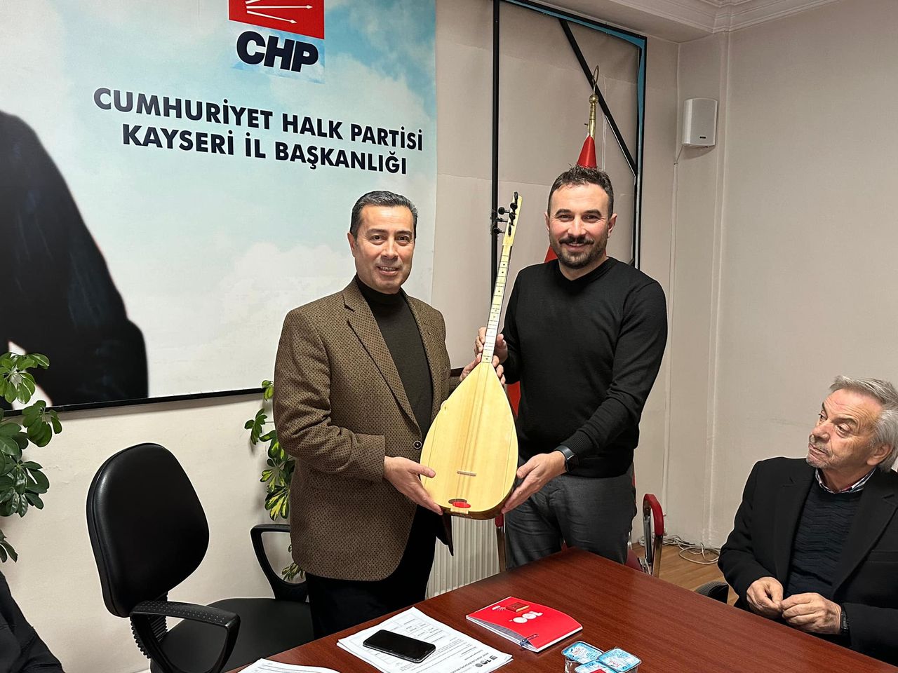 CHP Kayseri'ye Özel Bağlama Bağışı: Kültürel Mirasa Müzikal Katkı