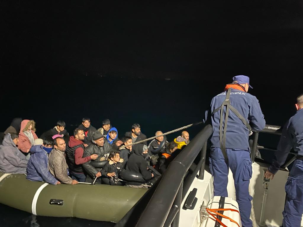 Ayvalık'ta Sahil Güvenlik Operasyonunda 47 Düzensiz Göçmen Yakalandı