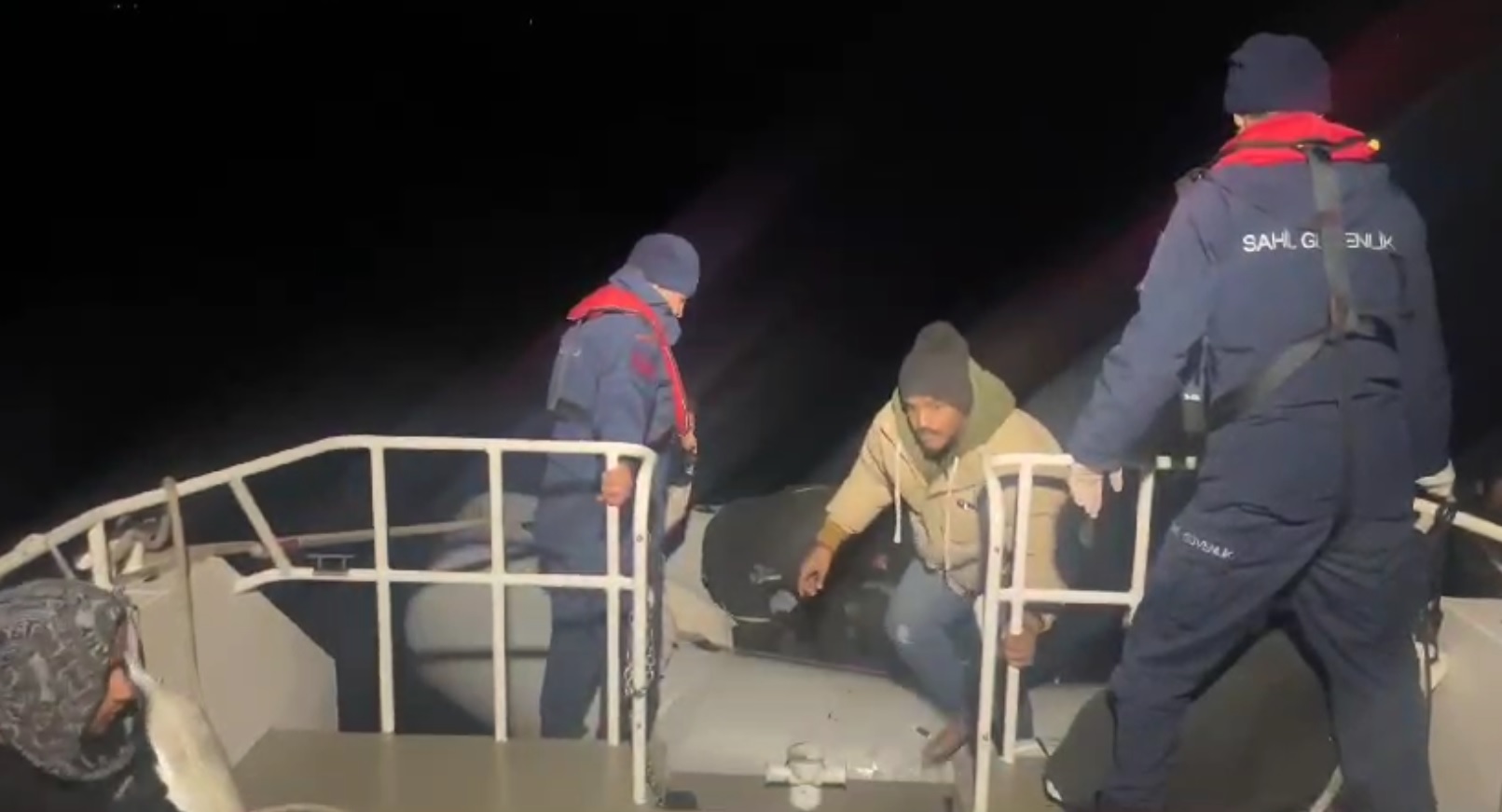 Balıkesir Ayvalık'ta 22 düzensiz göçmen kurtarıldı