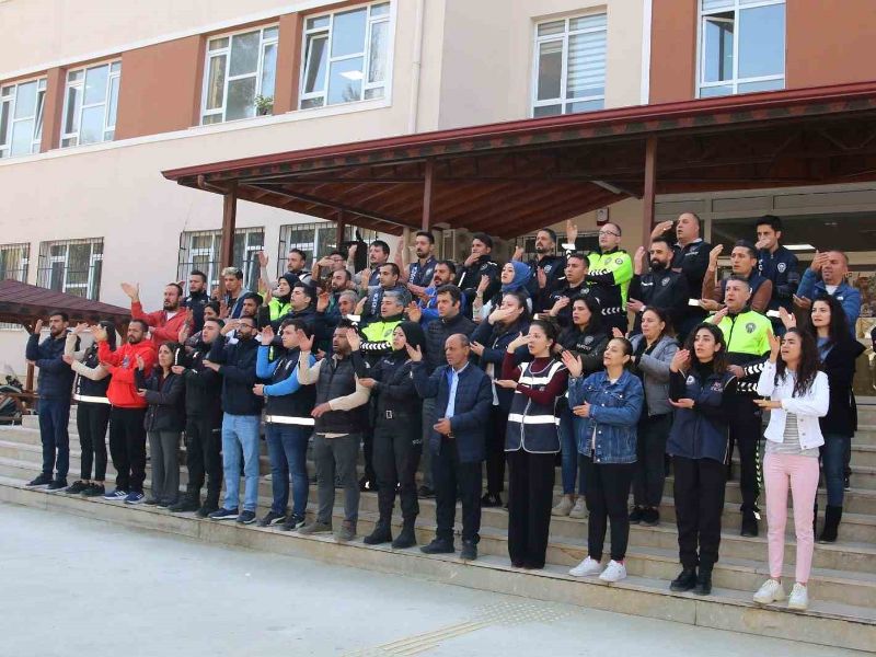 Hatay Emniyet Müdürlüğü, İşaret Diliyle Okunan İstiklal Marşıyla Engellilere Destek Veriyor