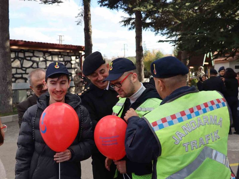 Afyonkarahisar'da Jandarma, Dünya Engelliler Günü'nde engellilere özel program düzenledi.