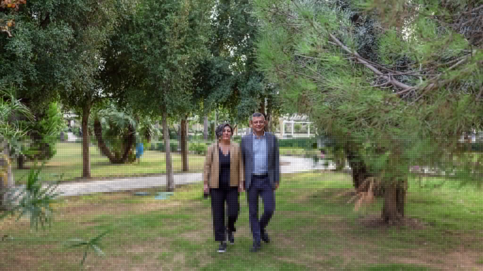 CHP Genel Başkanı Özgür Özel ve Eşi Didem Özel, Manavgat'ta Yürüyüş Yaptı