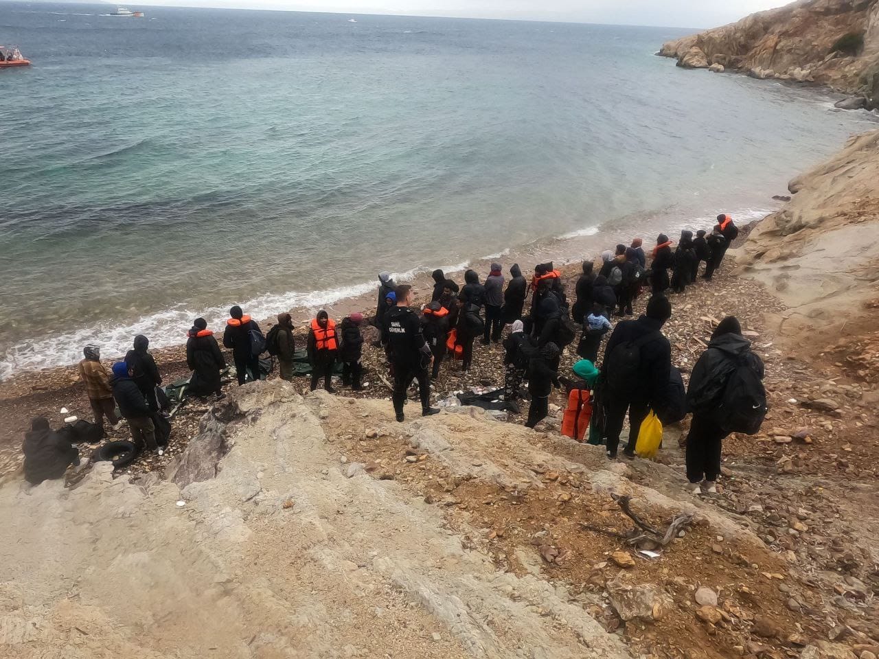 Ayvalık'ta Kamış Adası'nda 45 düzensiz göçmen kurtarıldı