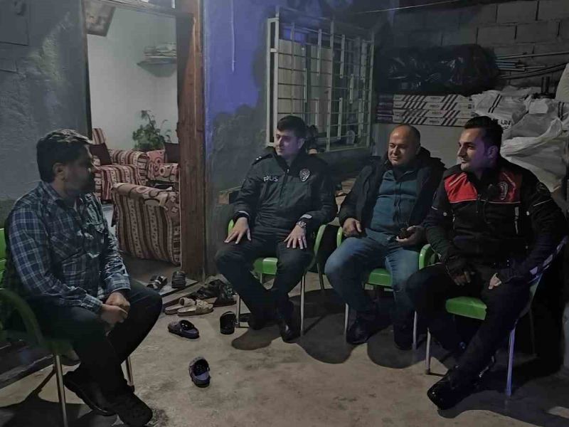 Görme engelli vatandaş Özcan Hamoğlu, polisi evine davet etti ve davet kabul edildi.