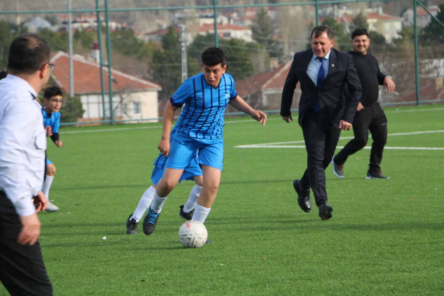 Kayseri Valisi, Pınarbaşı İlçe Stadı'nda gençlerle futbol oynadı