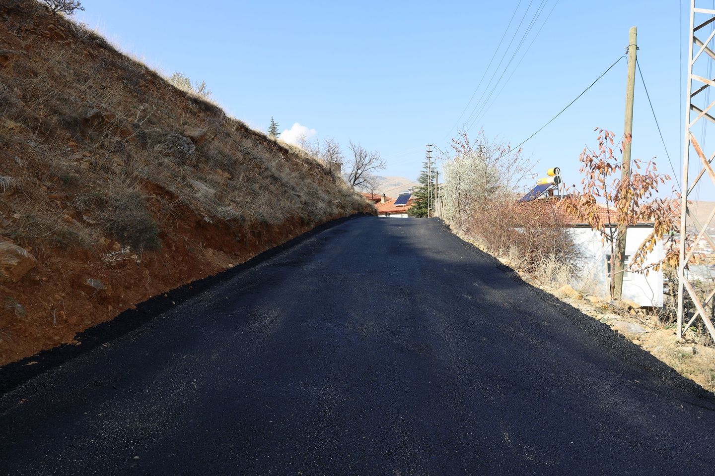 Yahyalı Belediyesi, Fevziçakmak Mahallesi'nde Asfaltlama Çalışmalarına Devam Ediyor
