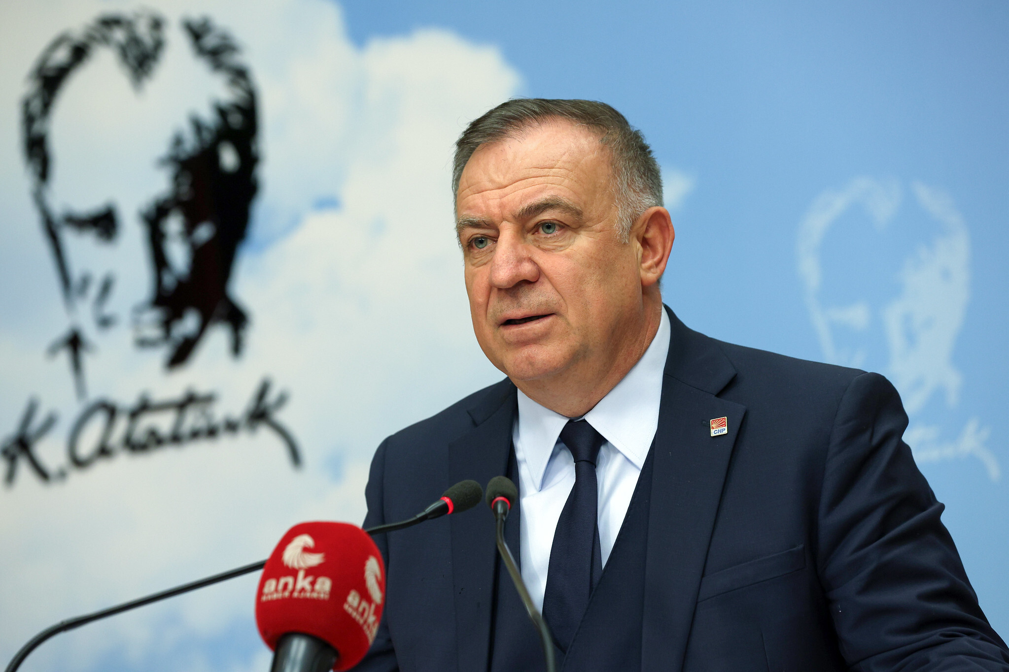 CHP Genel Başkan Yardımcısı Gökan Zeybek, belediye başkan adayı başvurularıyla ilgili doğru olmayan bilgilerin kamuoyunu yanılttığını belirterek, toplam başvuru sayısını 15 bin 464 olarak açıkladı. Başvuruların devam ettiğini belirten Zeybek, partinin kay