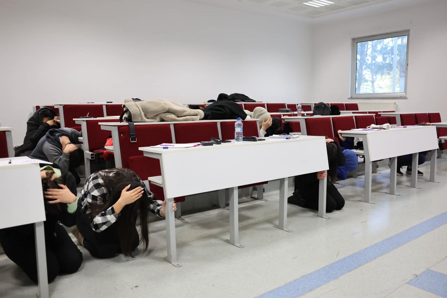 Kayseri Üniversitesi, deprem senaryosunda güvenli tahliye için önemli bir tatbikat düzenledi