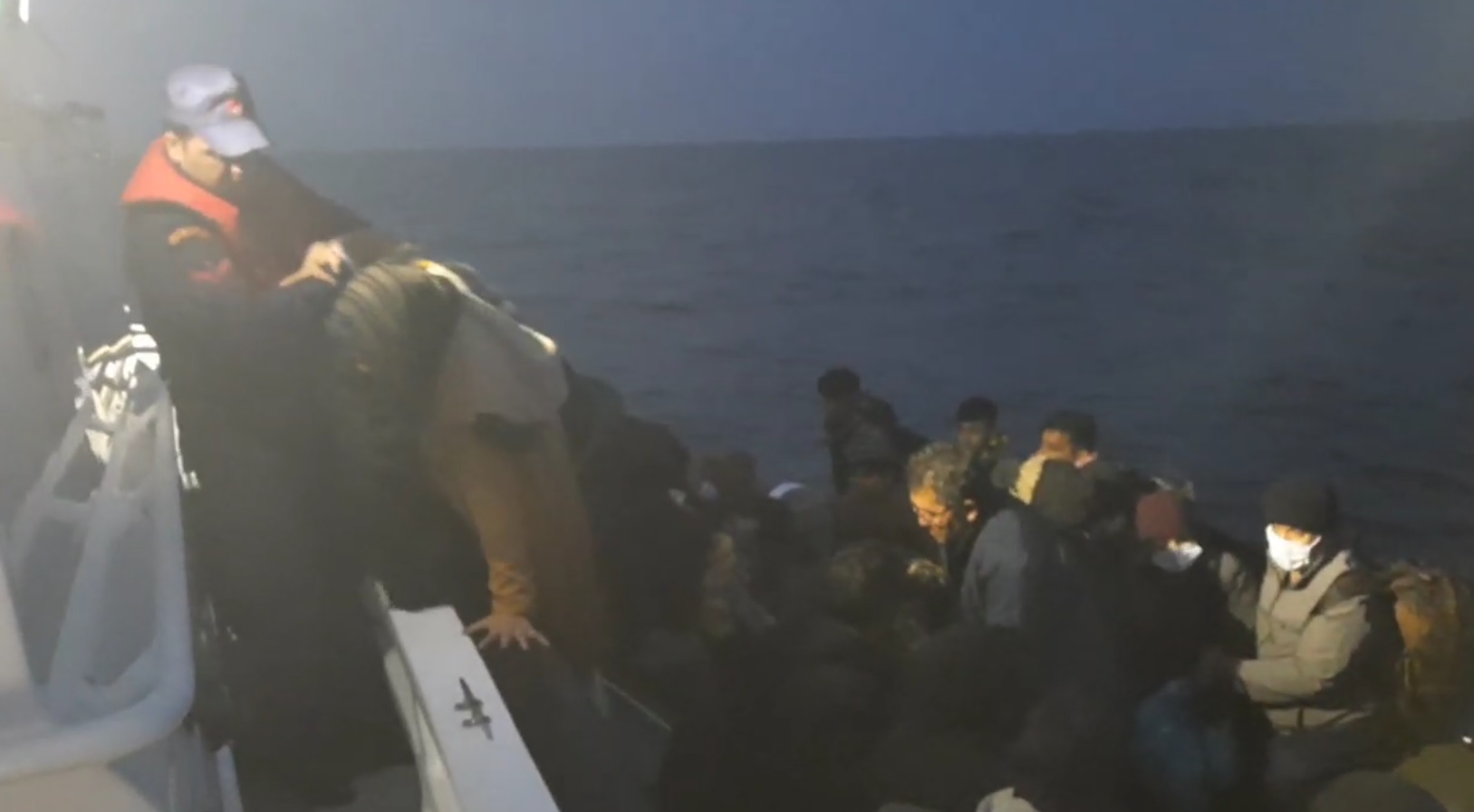 Ayvalık'ta 43 düzensiz göçmen Sahil Güvenlik tarafından yakalandı