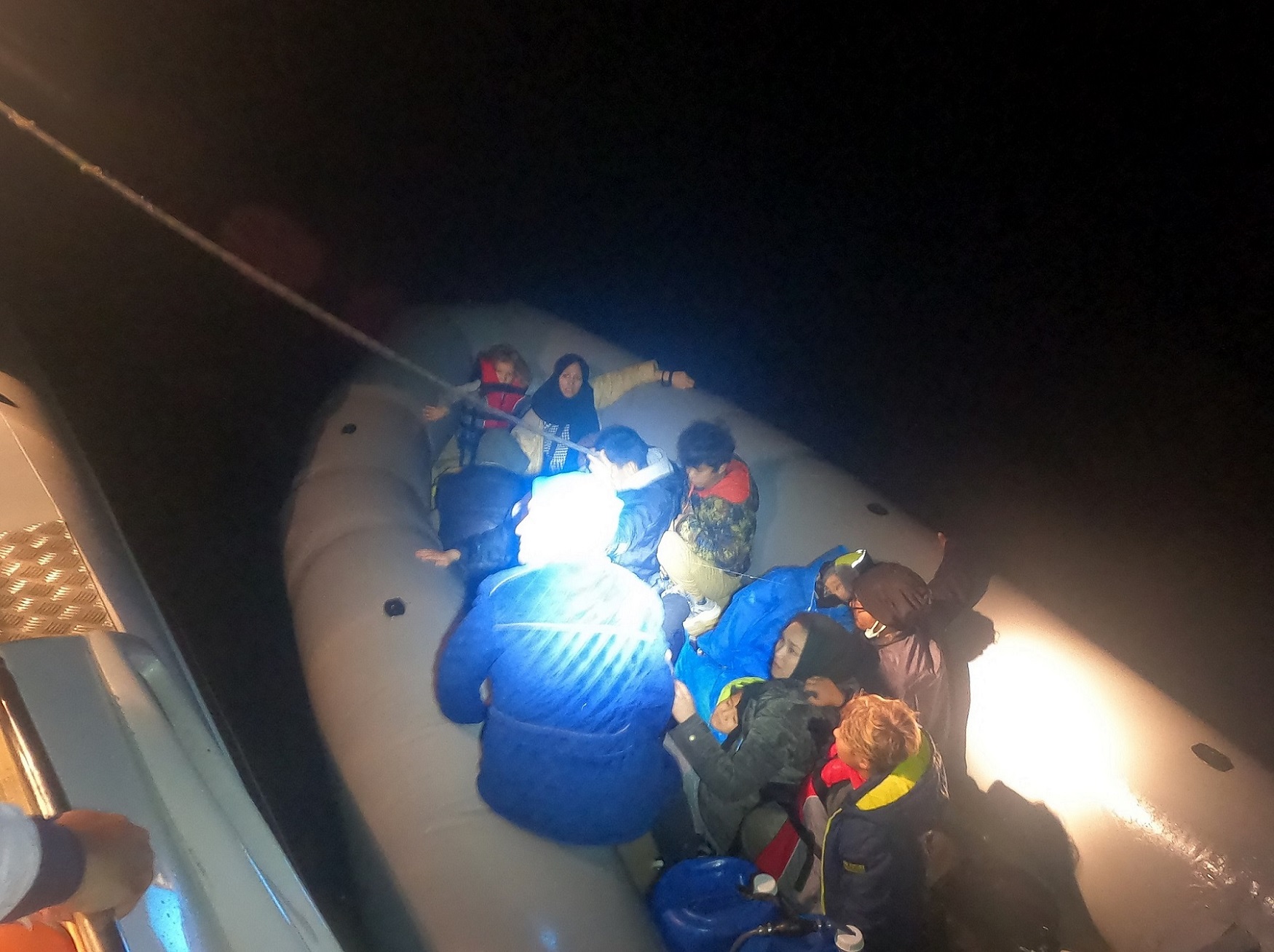 Ayvacık'ta Sahil Güvenlik Operasyonuyla 15 Düzensiz Göçmen Yakalandı