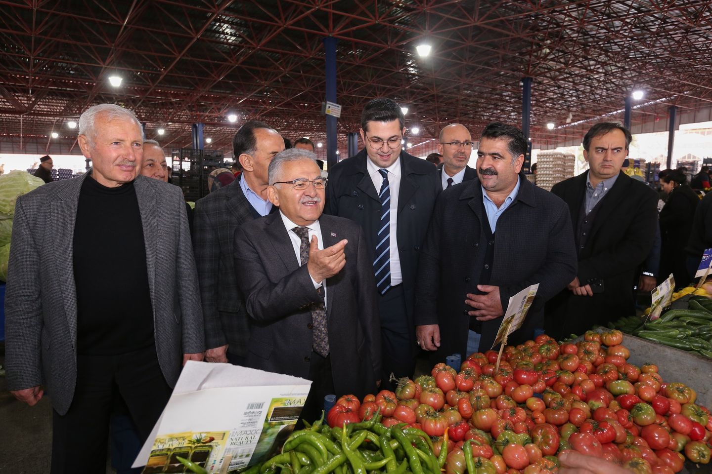 Memduh Büyükkılıç, Kayseri'de Pazar yerinde esnaf ve vatandaşlarla buluştu