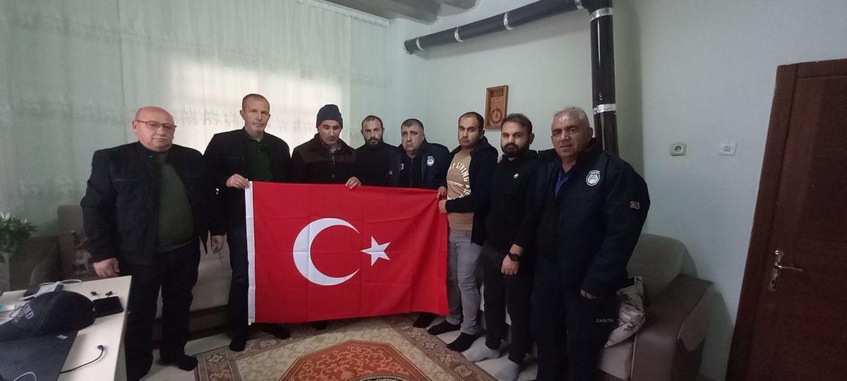Develi Belediyesi, Şehit Veteriner Teknikeri Mikail Bozlağan'ın ailesini ziyaret etti.