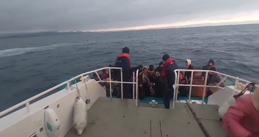 Balıkesir'in Ayvalık ilçesi açıklarında 43 düzensiz göçmen kurtarıldı.