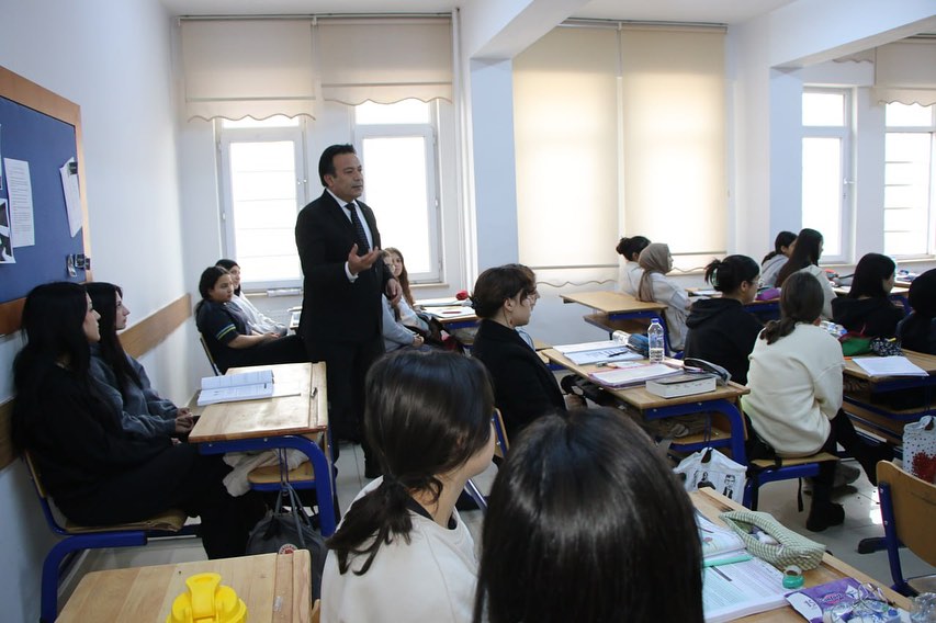 Kayseri İl Millî Eğitim Müdürü, Şerife Bacı Mesleki ve Teknik Anadolu Lisesi'nde Öğrencilerle Buluştu