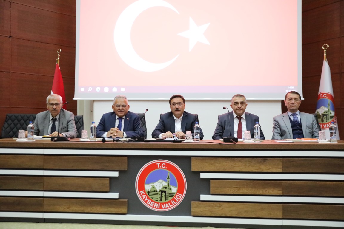 Valimiz Gökmen Çiçek, mahalle muhtarlarıyla toplantı yaptı.