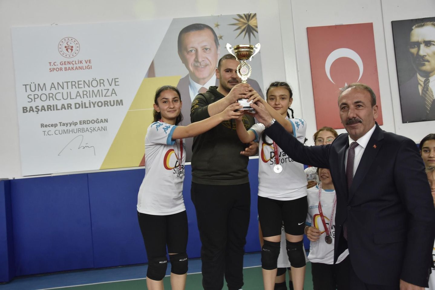 Tomarza'da düzenlenen Okullar Arası Kız Voleybol Müsabakaları büyük ilgi gördü.
