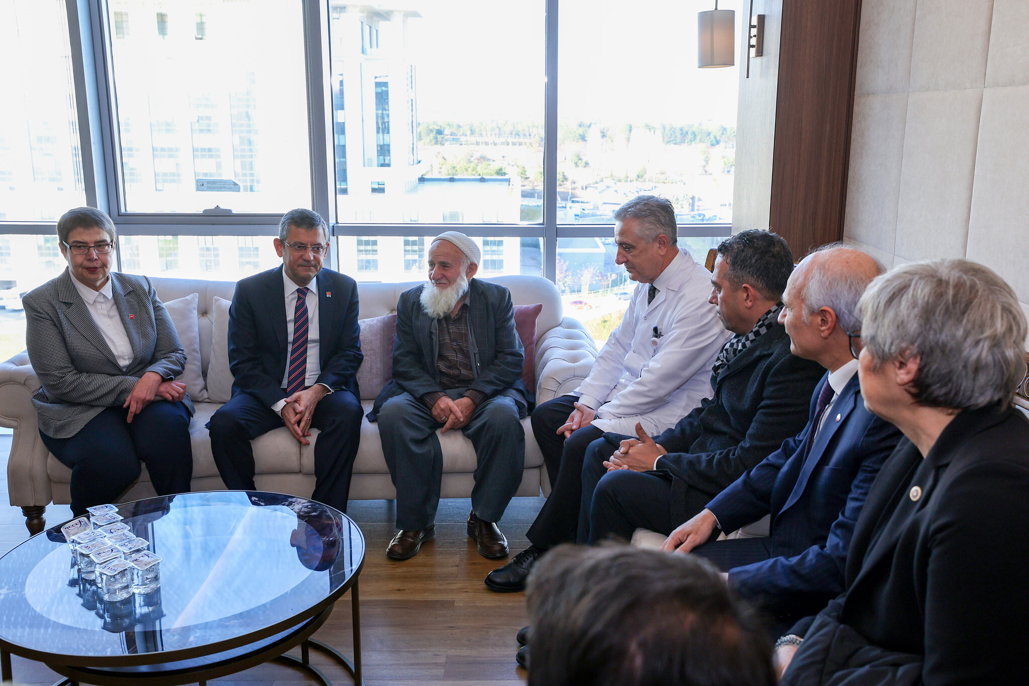 CHP Genel Başkanı Özgür Özel, Saadet Partisi Genel Başkan Yardımcısı Hasan Bitmez'i hastanede ziyaret etti.