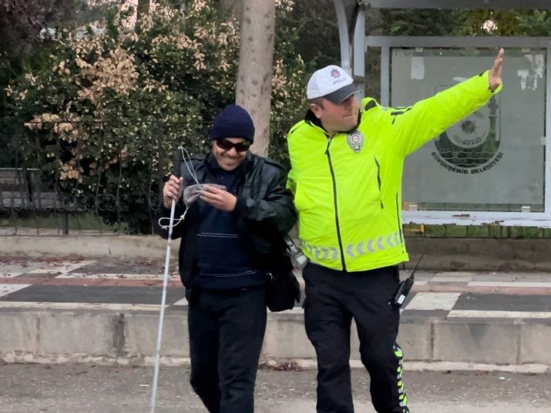 Trafik Polisi, Görme Engelli Vatandaşa Yardım Etti