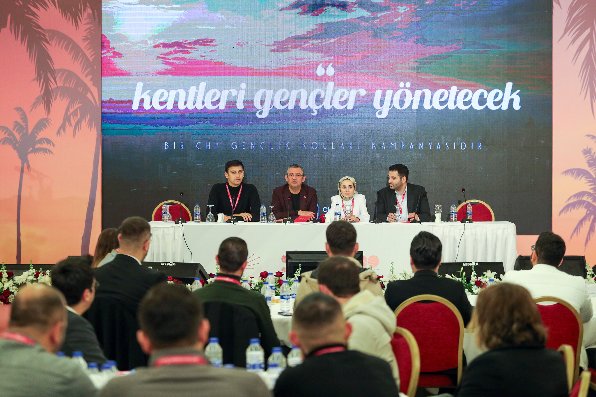 CHP Gençlik Kolları İl Başkanları Toplantısı'na Katılan Özgür Özel Manisa'dan Ayrıldı