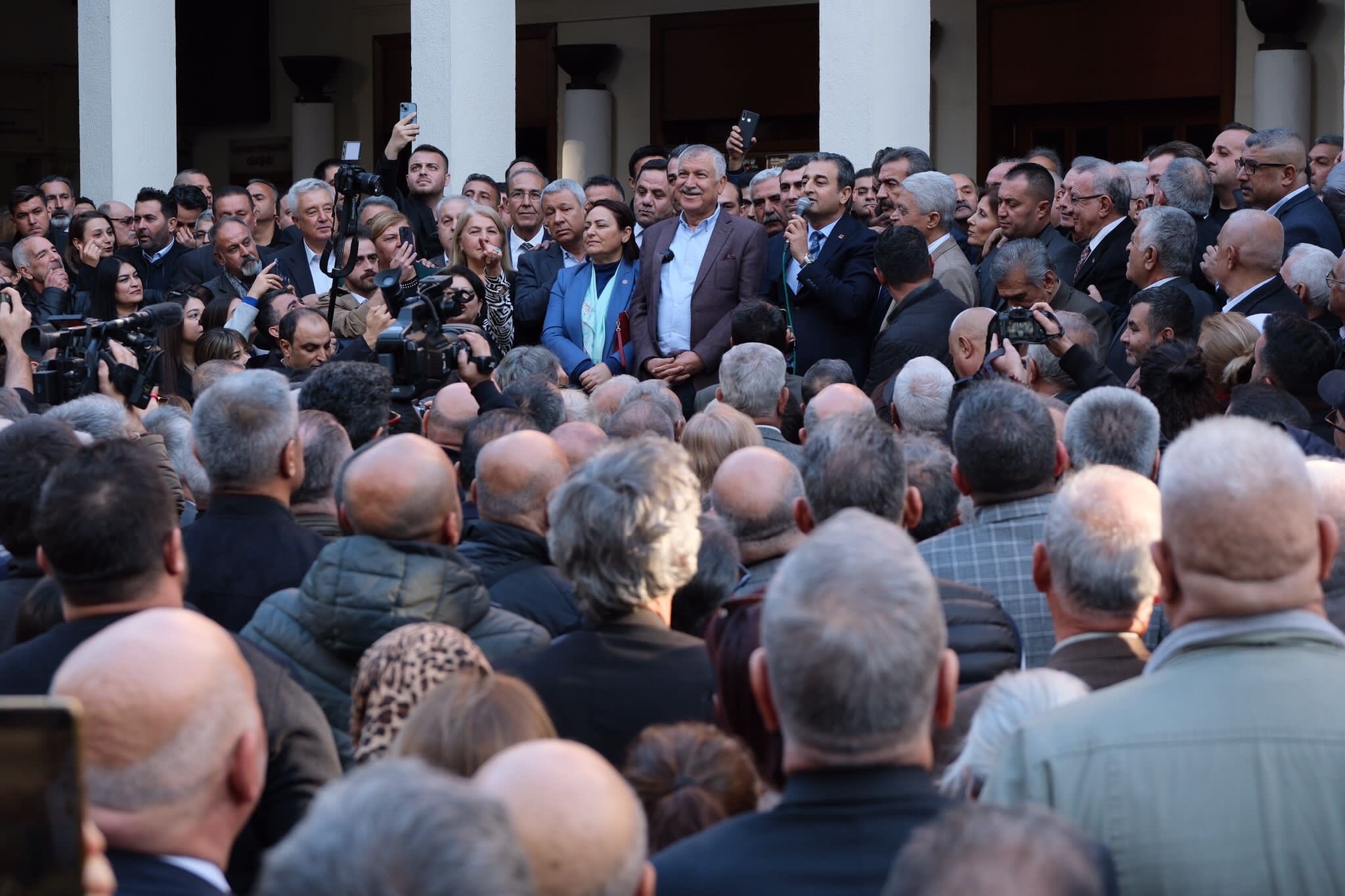 Adana Büyükşehir Belediye Başkanı Zeydan Karalar, gözaltı operasyonuna tepki gösterdi