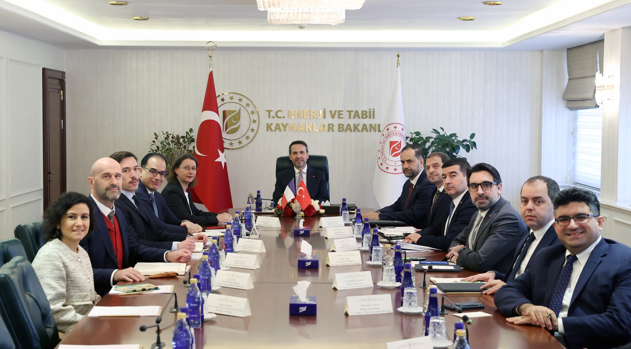 Fransa Ankara Büyükelçisi, Türkiye'nin enerji sektöründeki dönüşüm süreçlerini tartışmak üzere Enerji ve Tabii Kaynaklar Bakanlığı'na ziyarette bulundu.