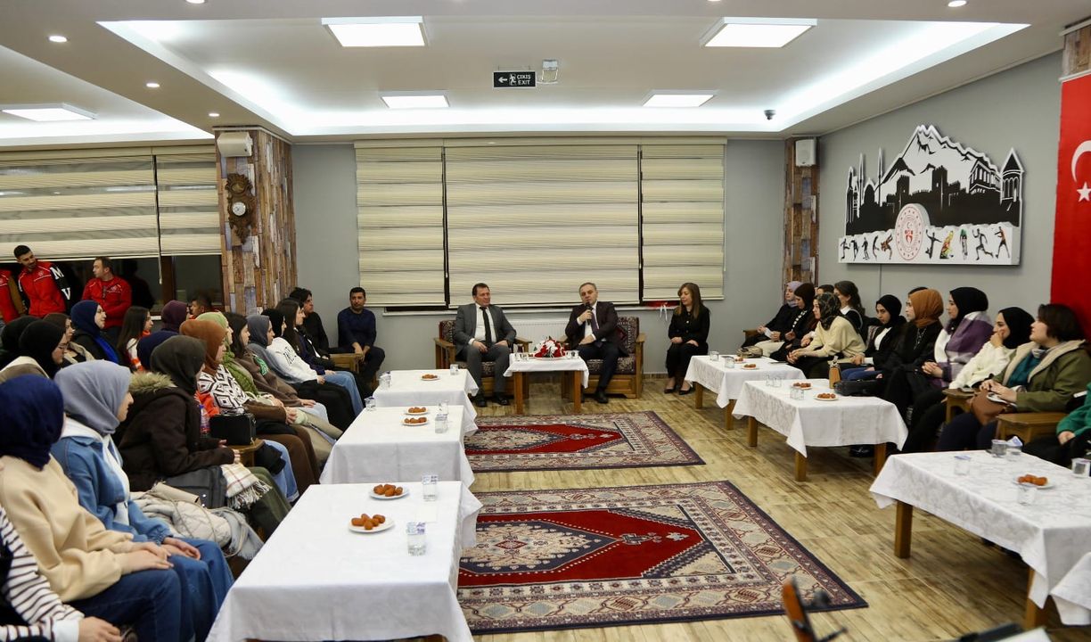 Erciyes Üniversitesi Rektörü, KYK Kız Öğrenci Yurdu'nda Öğrencilerle Buluştu