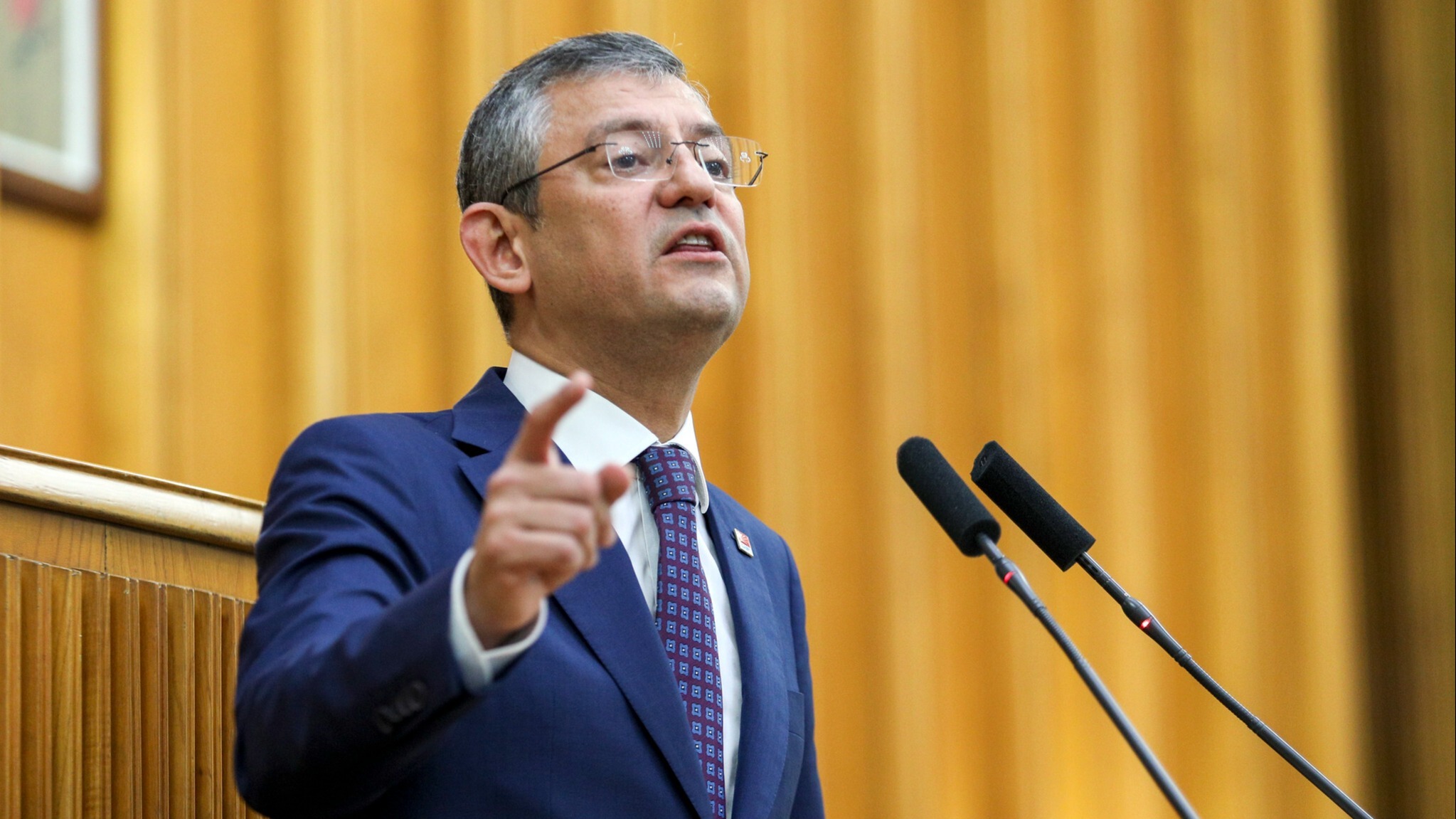 CHP Genel Başkanı Özgür Özel, Milli Savunma Bakanı'nın Atatürk'ün resmini takmayı reddedenlere verdiği savunmaya tepki gösterdi.
