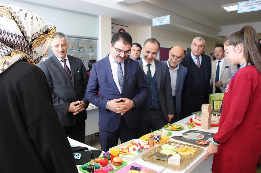 Kayseri'de Şehit Mustafa Sezgin Kız Anadolu İmam Hatip Lisesi'nde Dil Sergisi ve Atölye Açılışı Gerçekleşti