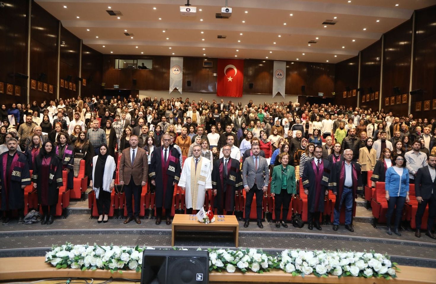 Erciyes Üniversitesi Eczacılık Fakültesi, Genç Öğrencilere Önlük Giyme Töreniyle Eğitimlerine Başladı