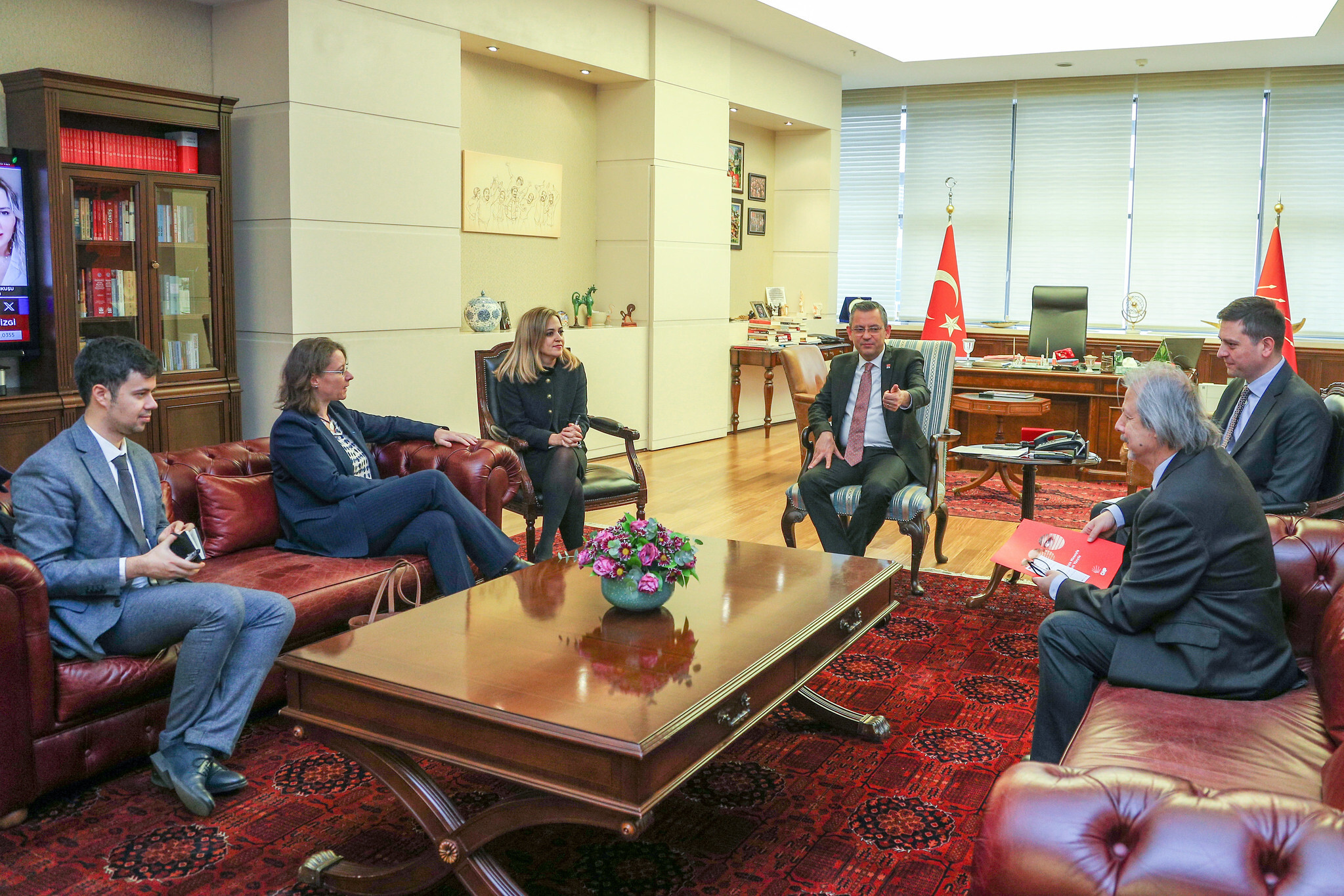 CHP Genel Başkanı Özgür Özel, Fransa Büyükelçisi Isabelle Dumont'u kabul etti.