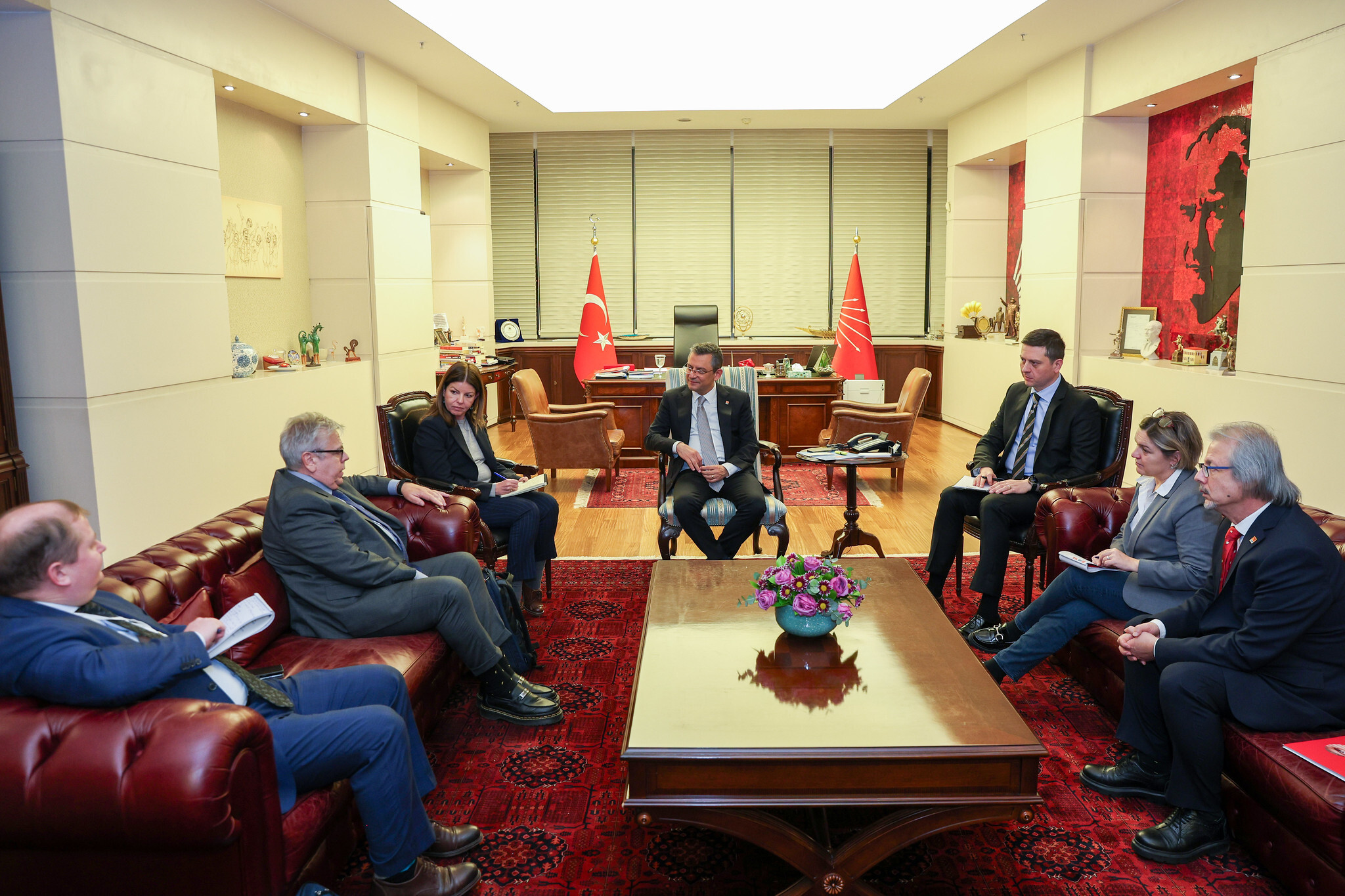 CHP Genel Başkanı Özgür Özel, Avrupa Parlamentosu Türkiye Raportörü Nacho Sanchez Amor'u kabul etti.