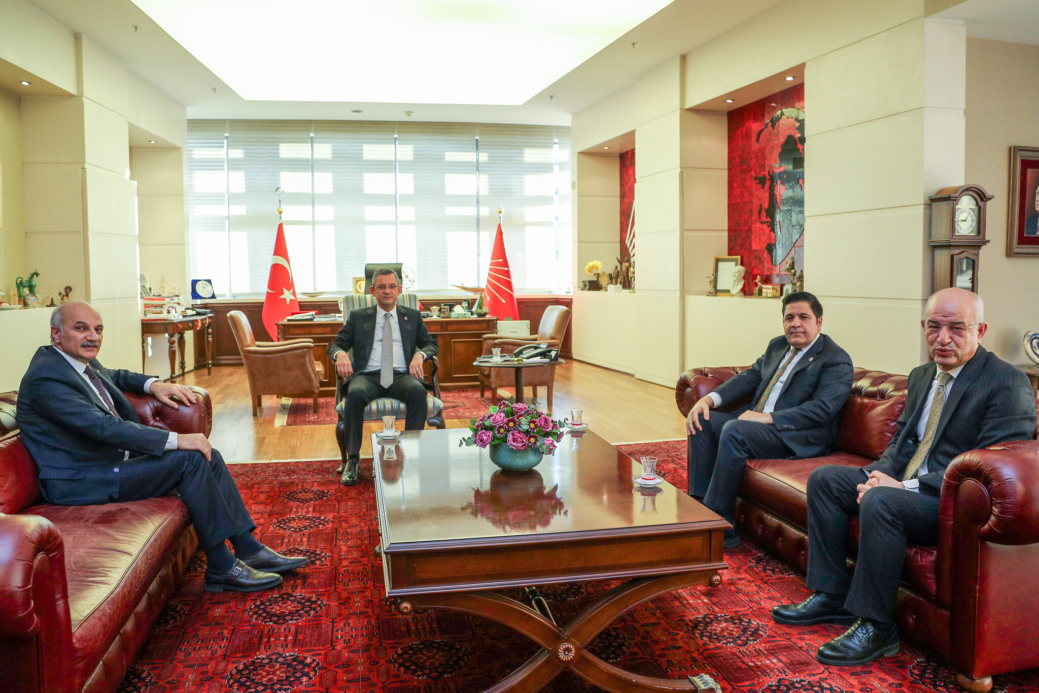CHP Genel Başkanı Özgür Özel, Saadet Partisi heyetini CHP Genel Merkezi'nde kabul etti