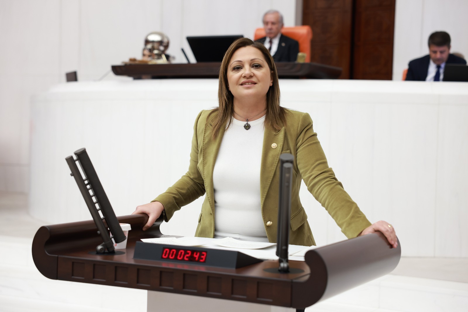 CHP Grup Başkanvekili Burcu Köksal, Bakan çocuklarının CEO olurken vatan çocuklarının işsiz kaldığını söyledi.