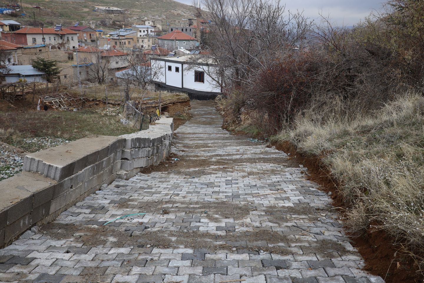 Yahyalı Belediyesi, Kilitli Parke ile Mahalle Yollarını Yenilemeye Devam Ediyor