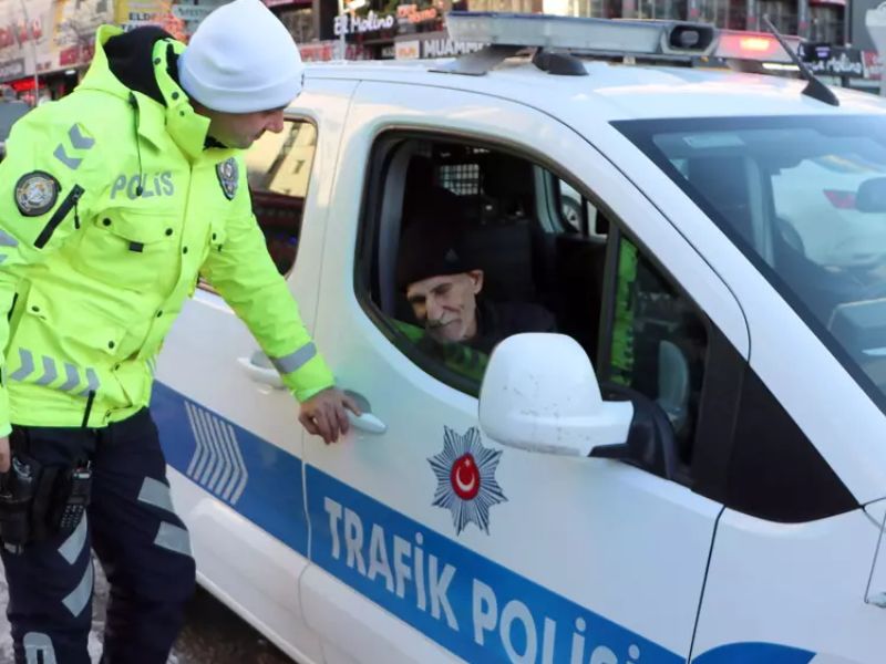 Görme engelli vatandaşın bastonu kırılınca polis yardımına koştu
