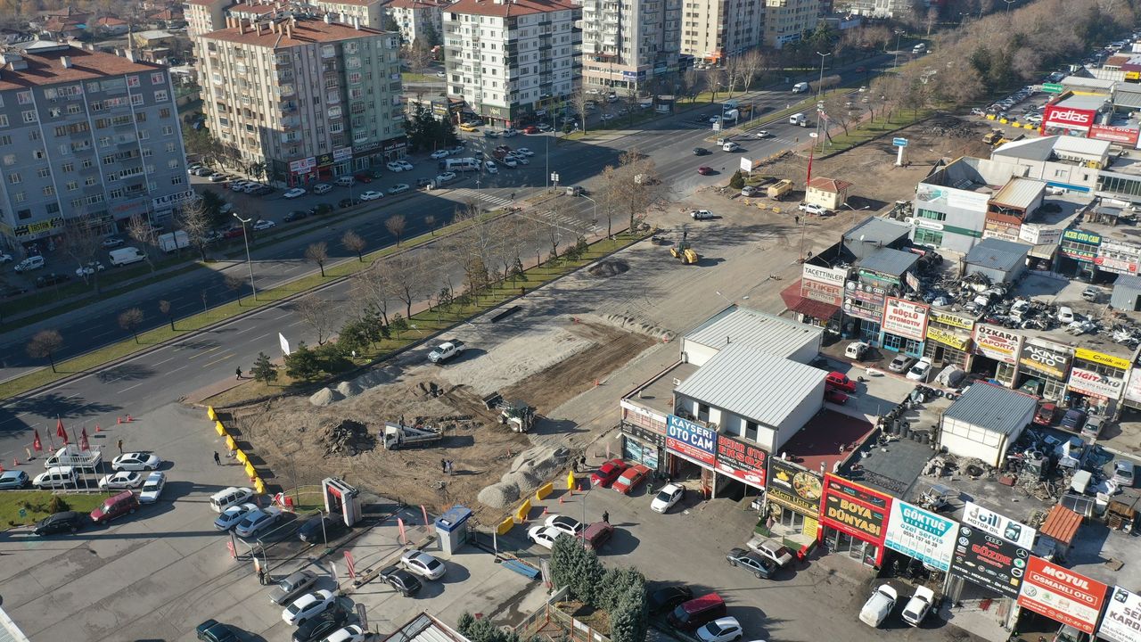 Kayseri Büyükşehir Belediyesi, Osman Kavuncu Bulvarı'nda trafik düzenlemesi için çalışmalar başlattı.