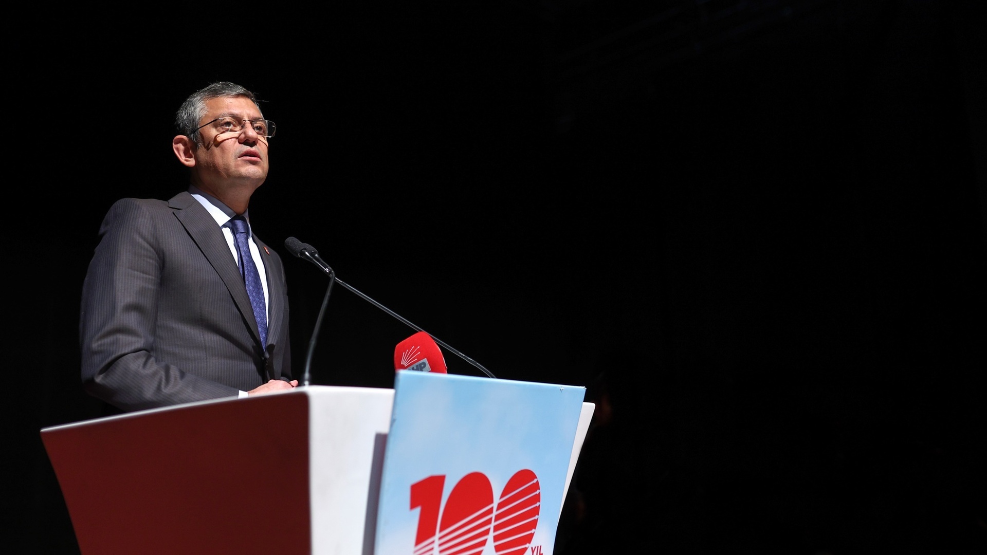 Yaşar Okuyan'ın Vefatı CHP Genel Başkanı Özgür Özel'i Derinden Sarstı