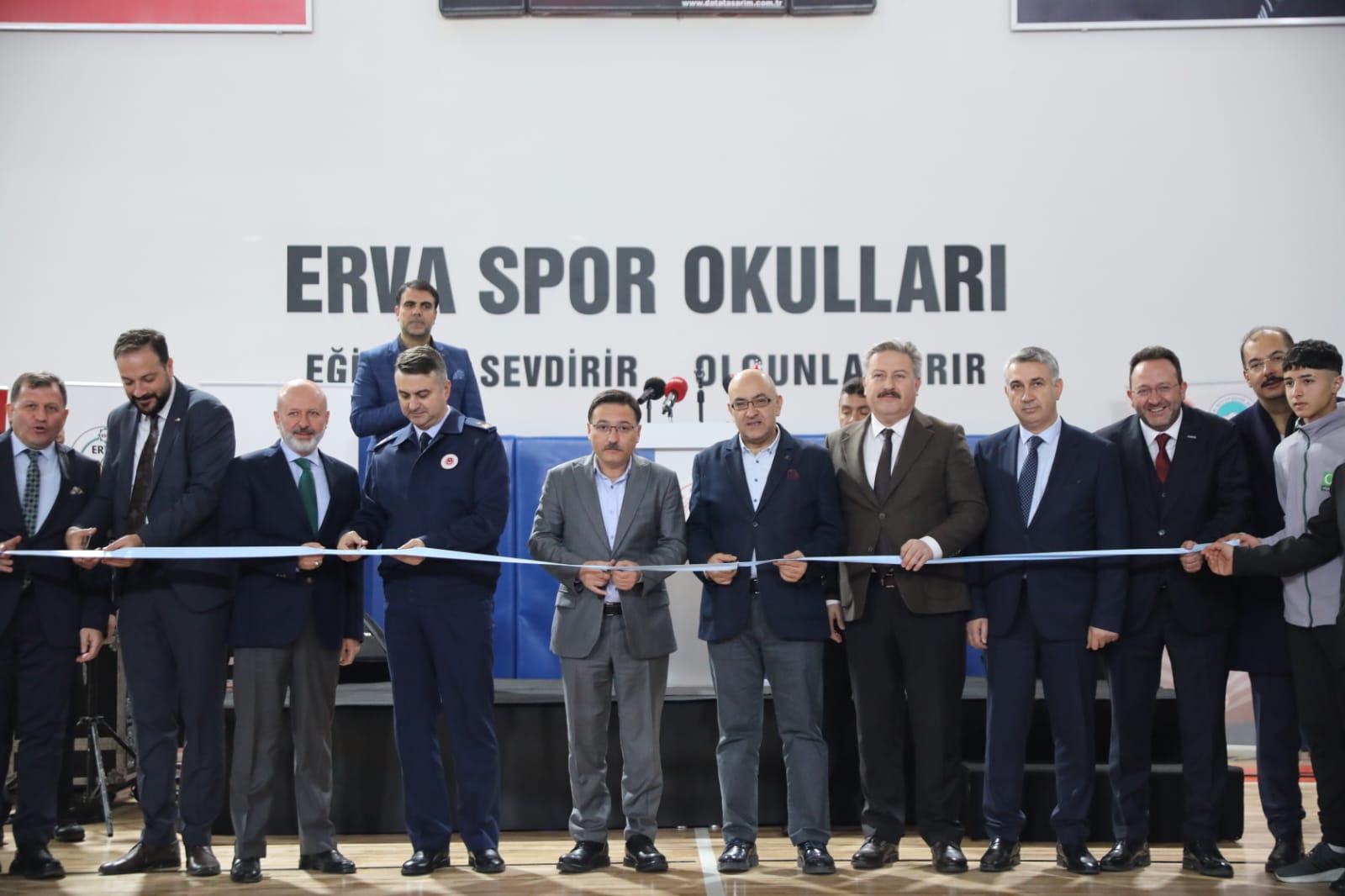 Vali Gökmen Çiçek, Yeşilay ve ERVA Spor Kulüpleri'nin açılışını gerçekleştirdi.