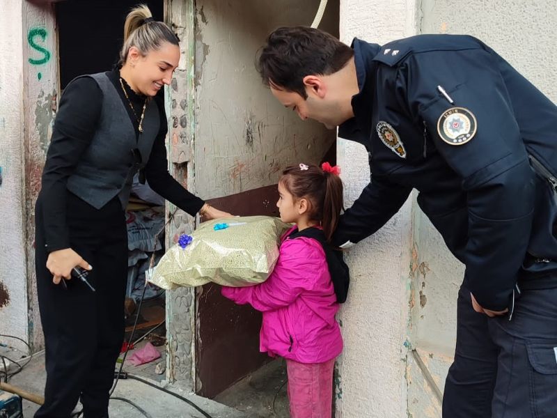 İzmir Konak İlçe Emniyet Müdürlüğü Çocukları Sevindirdi