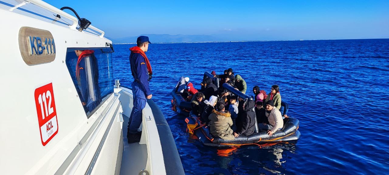 Ayvalık açıklarında 40 düzensiz göçmen kurtarıldı