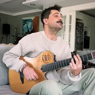 Onur Tuna, Sosyal Medyada Şarkı Yeteneğini Sergiledi
