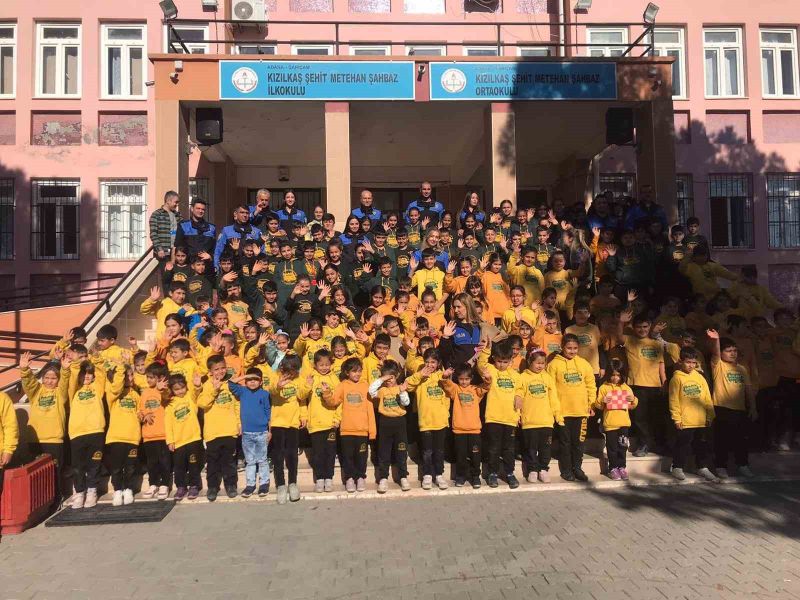 Adana Polisi Tarafından Şehit Metehan Şahba İlkokulu'ndaki Öğrencilere Yardım El Extended