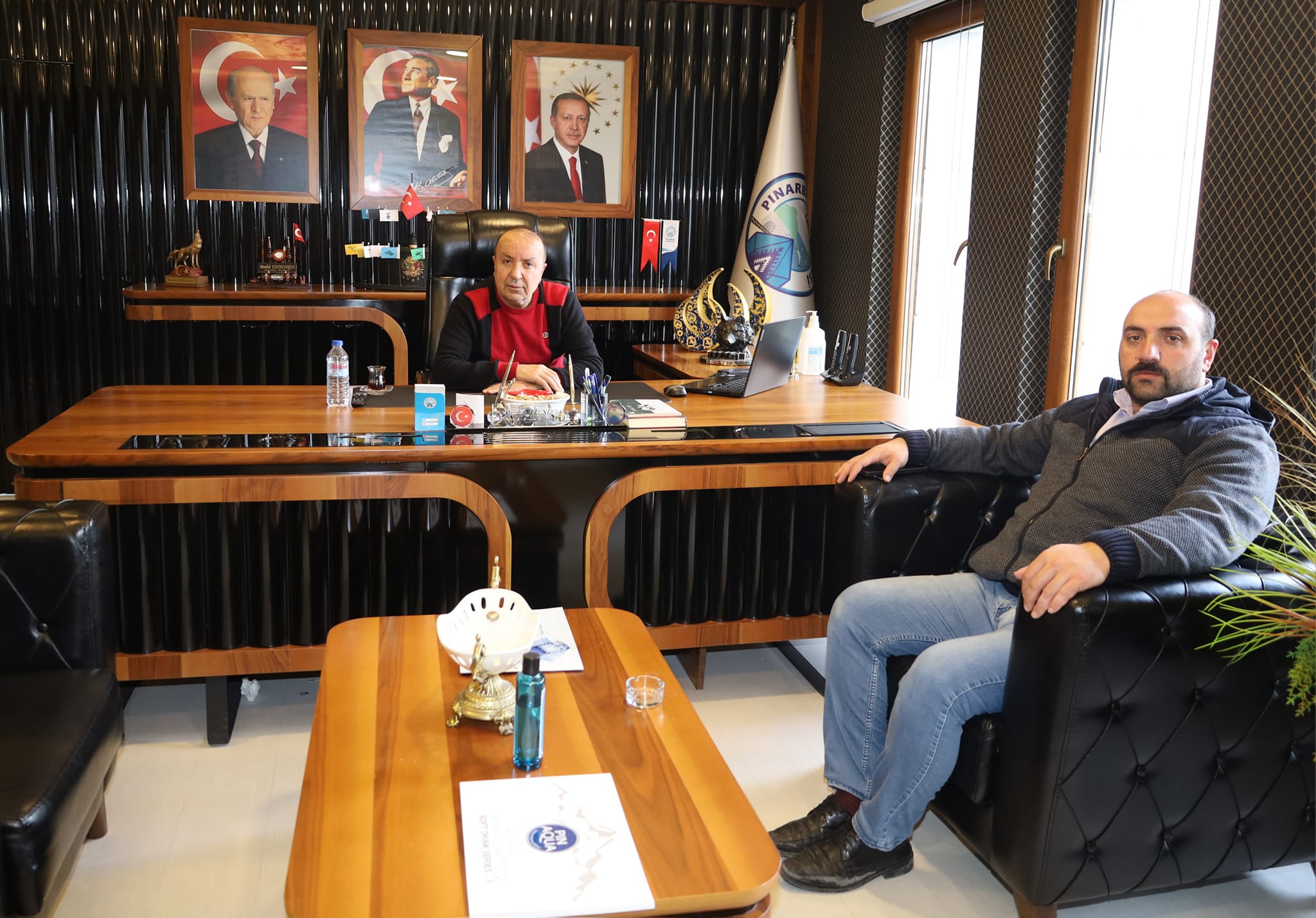 Pınarbaşı İlçe Başkanı, Belediye Yetkilileriyle İş Birliğini Güçlendirmek İçin Toplantı Yaptı
